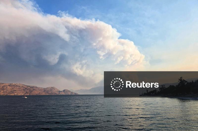 Incêndio florestal destrói casas no Canadá e força evacuação de 20 mil pessoas