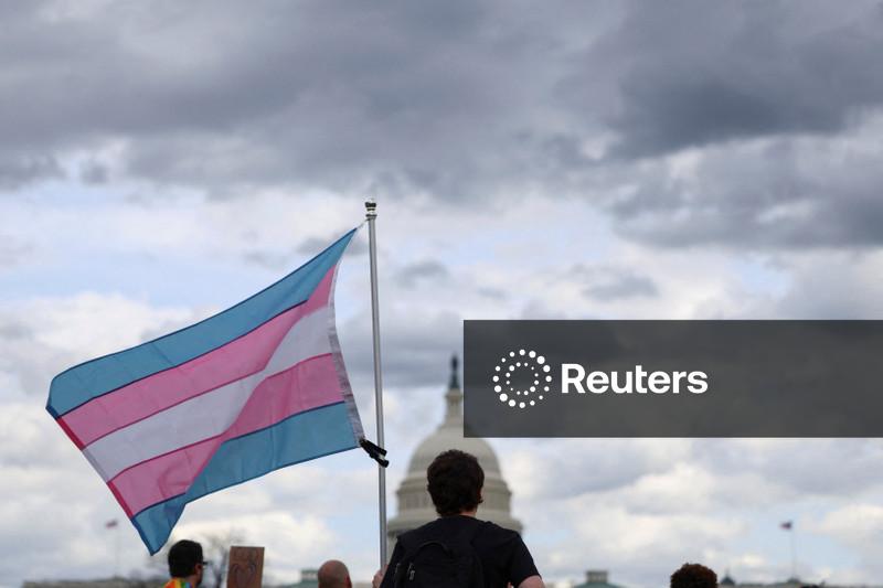 Ação contesta proibição de Trump a cobertura para trans em planos federais