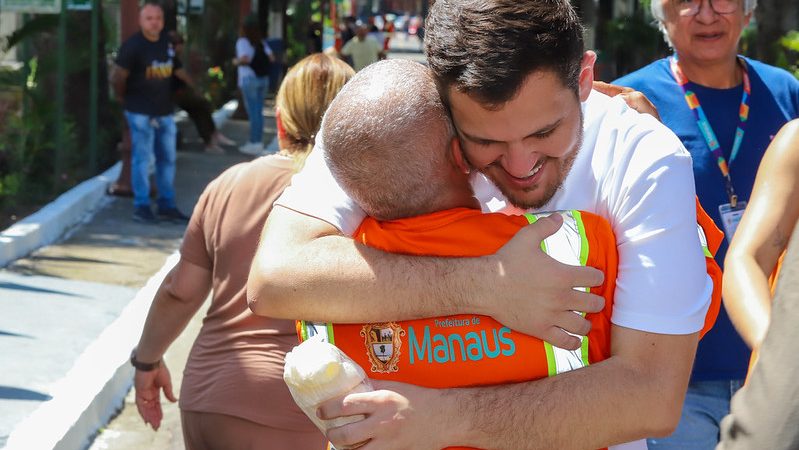Prefeito Renato Junior homenageia pais de Manaus e destaca acolhimento às famílias nos cemitérios
