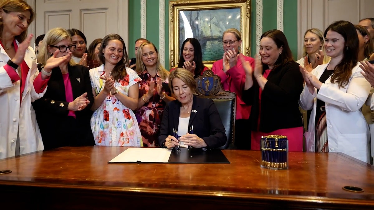 Governadora de Massachusetts aprova aborto até o dia do nascimento, chamado por críticos de “assassinato de bebês”