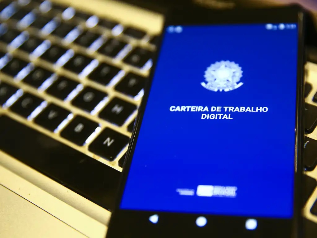 IBGE: desemprego cai no trimestre encerrado em julho. Emprego CLT é o maior da série