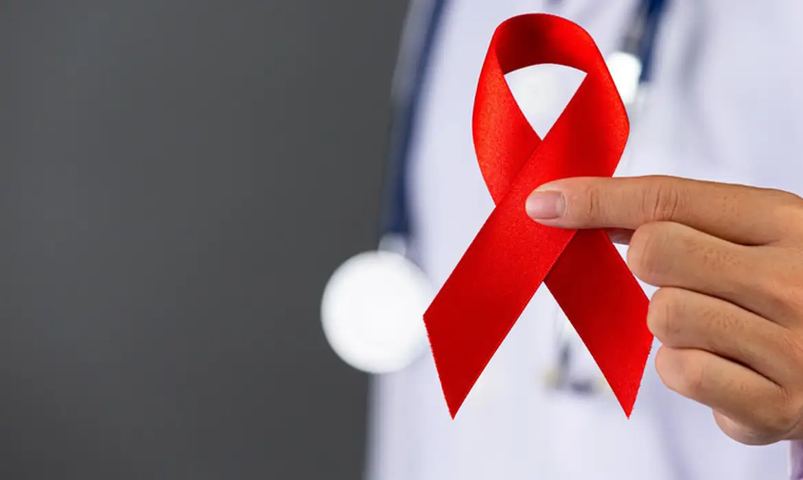 Aumento de infecções por HIV acende alerta; SUS oferece prevenção e cuidados