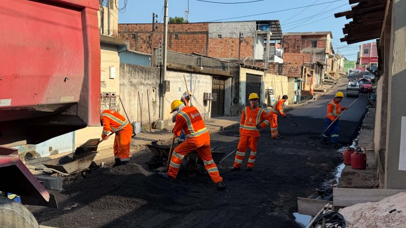 Prefeitura de Manaus aplica 50 toneladas de asfalto e avança na recuperação de via no bairro Redenção