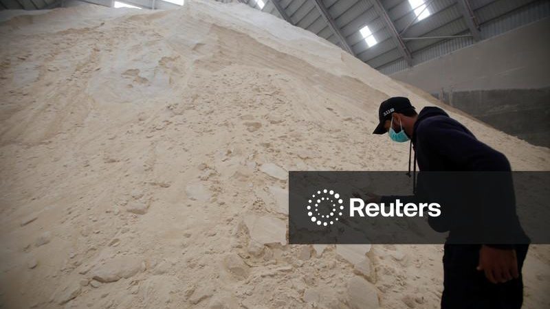 Açúcar bruto fecha em baixa após máxima de mais de um ano