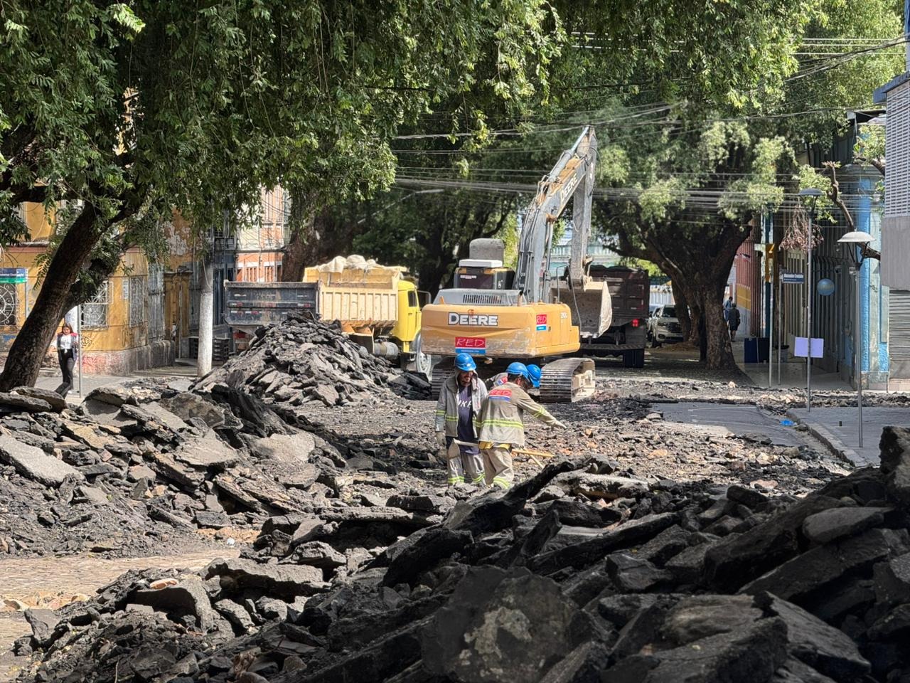 Obras da ‘Rua Gastronômica’ avançam com retirada de asfalto e preparação da nova infraestrutura na Ferreira Pena