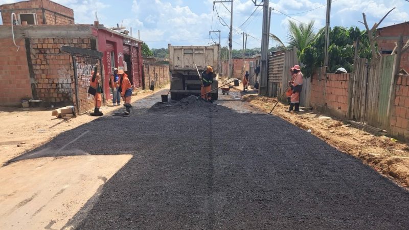 Prefeitura de Manaus leva asfalto pela primeira vez à travessa Praia Pedroso, no Tarumã