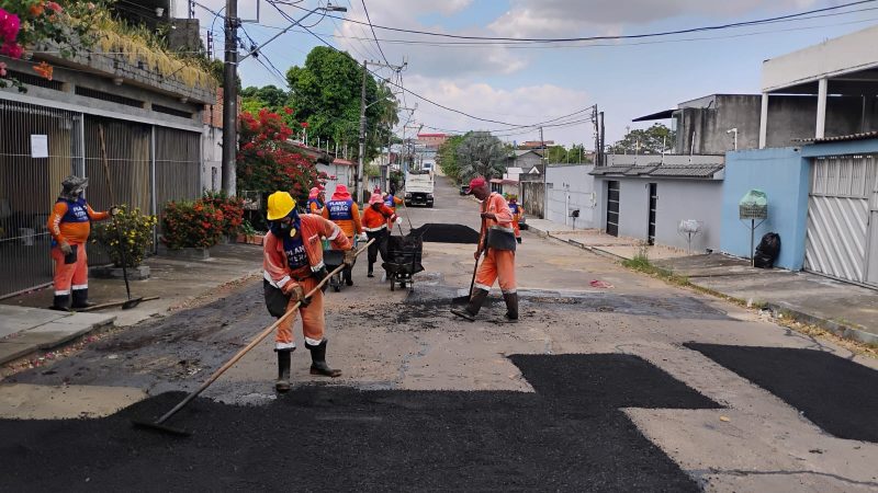 Prefeitura de Manaus intensifica operação ‘Tapa-Buracos’ e recupera via no bairro Planalto