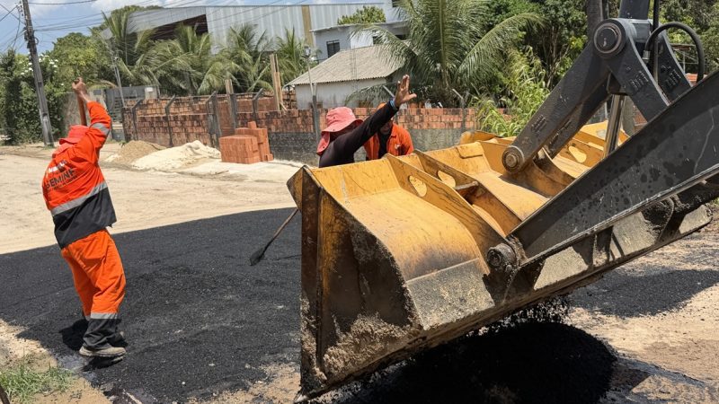Prefeitura de Manaus transforma rua no Santa Etelvina com aplicação de 40 toneladas de novo asfalto