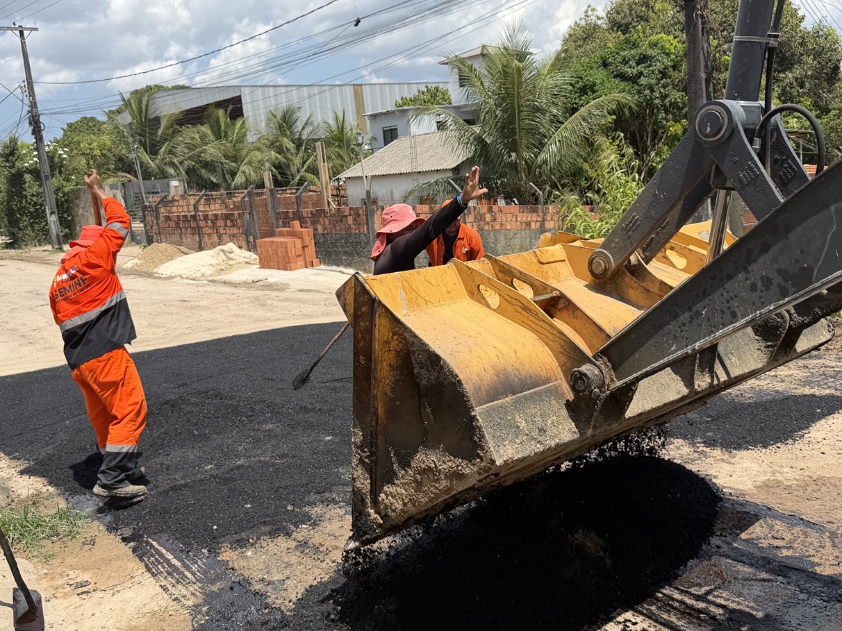 Prefeitura de Manaus transforma rua no Santa Etelvina com aplicação de 40 toneladas de novo asfalto