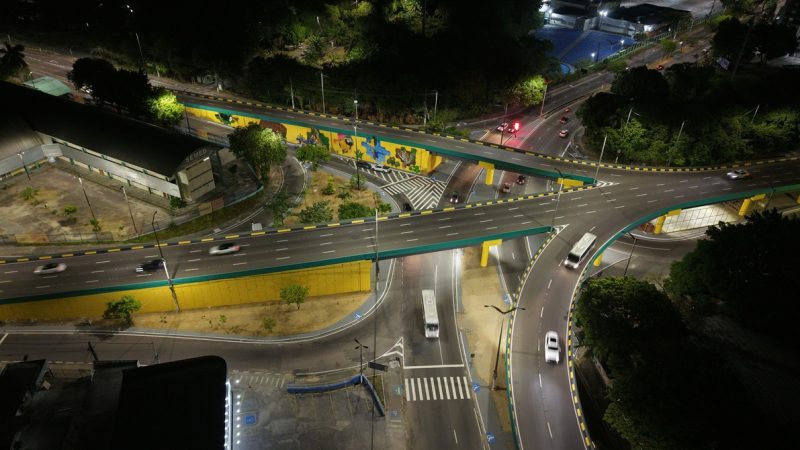 Prefeitura de Manaus transforma Complexo Viário Miguel Arraes com arte, iluminação e melhorias na estrutura