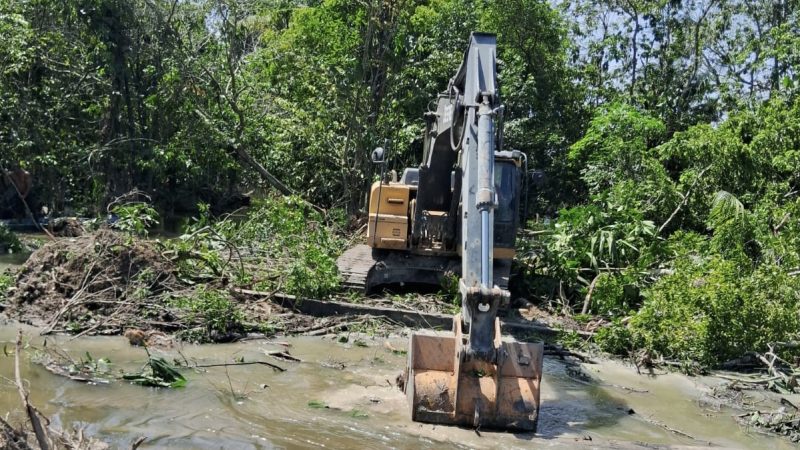 Prefeitura de Manaus retira 900 metros cúbicos de lixo de igarapé durante obra de dragagem e recupera fluxo das águas no Tarumã-Açu