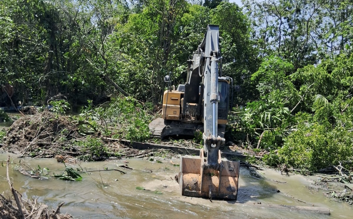 Prefeitura de Manaus retira 900 metros cúbicos de lixo de igarapé durante obra de dragagem e recupera fluxo das águas no Tarumã-Açu