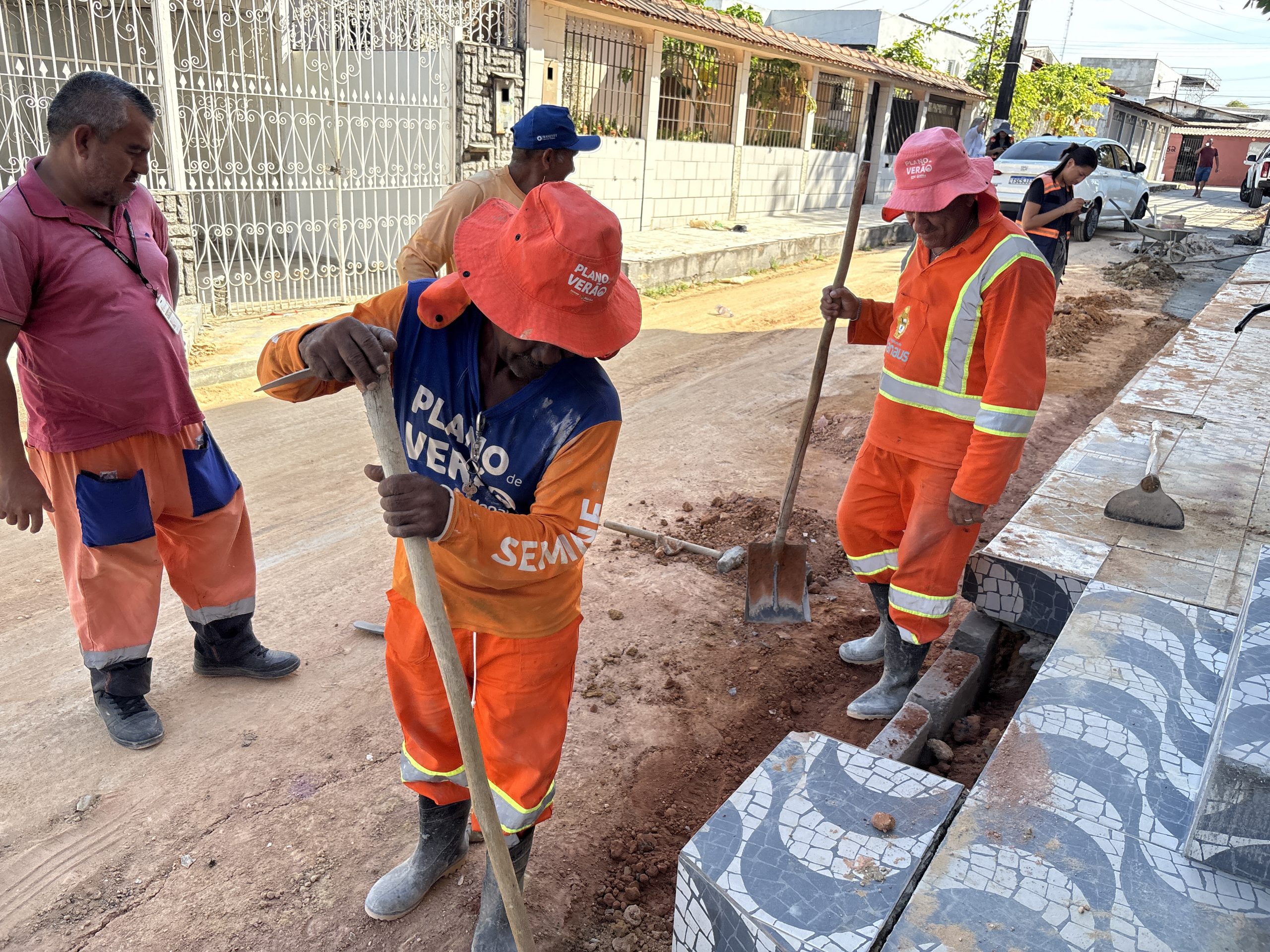 Prefeitura de Manaus recupera 10 metros de drenagem obstruída por lixo no bairro Japiim