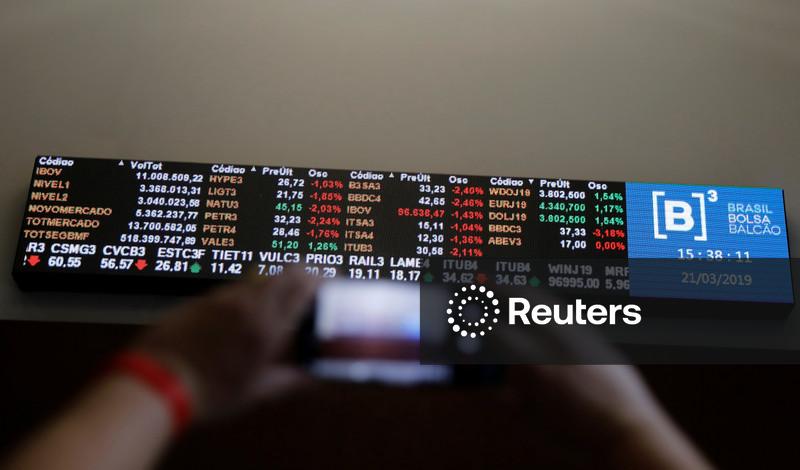 Ibovespa fecha quase estável e dólar cai com alívio externo