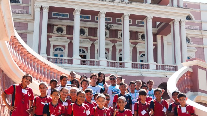 Recém-reconhecido como Patrimônio Mundial pela Unesco, Teatro Amazonas vira sala de aula para estudantes da rede pública de Manaus