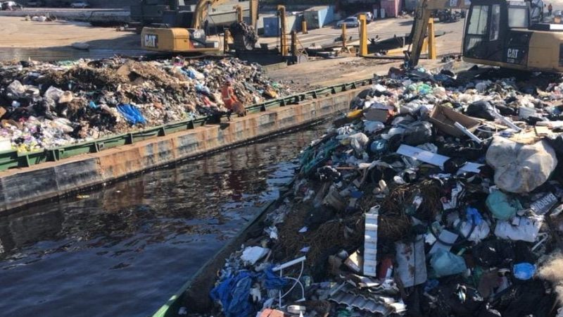 Prefeitura realiza transbordo de 257,6 toneladas de lixo retiradas da orla em julho