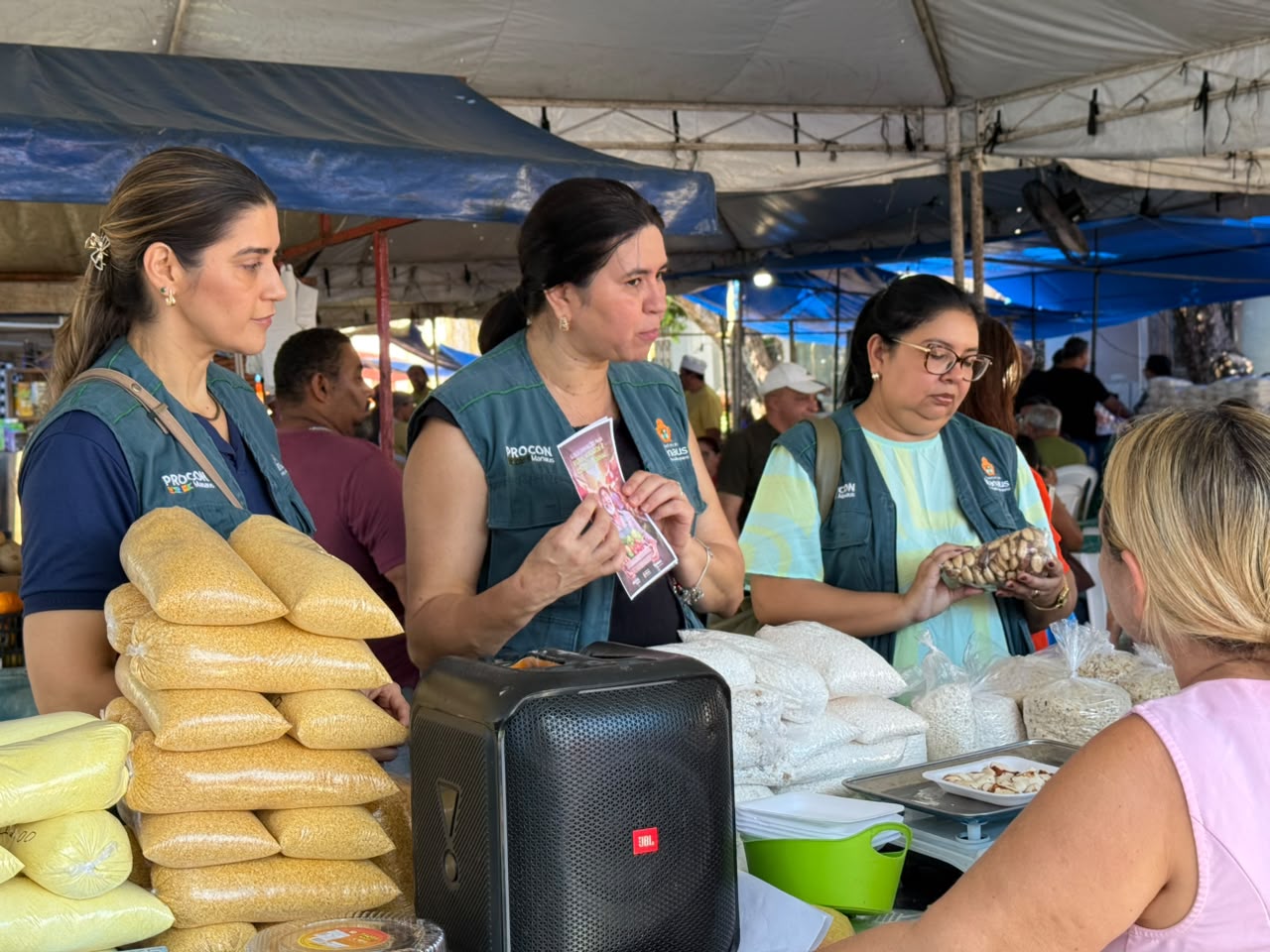 Prefeitura orienta feirantes sobre direitos de consumo em 1ª fiscalização conjunta do Procon Manaus e Semacc 
