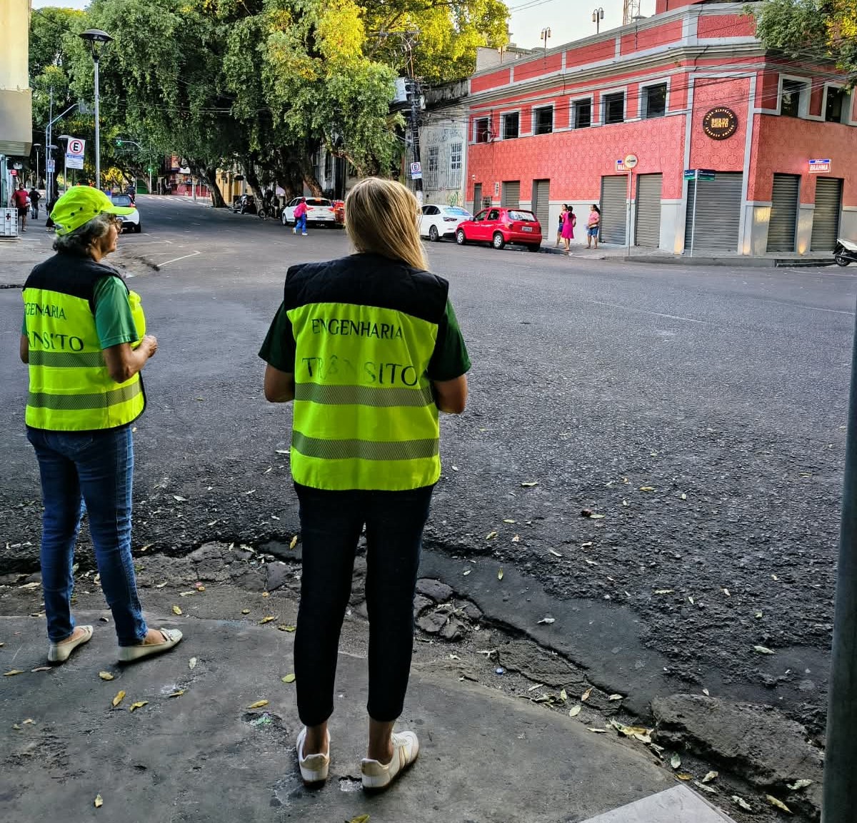 Prefeitura pesquisa volume de tráfego de veículos na rua Ferreira Pena