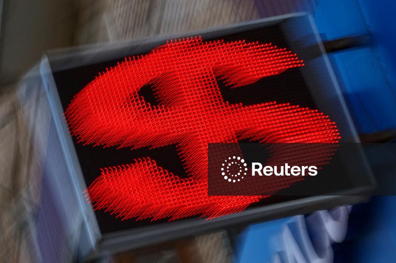 Dólar oscila perto da estabilidade ante real após IPCA-15