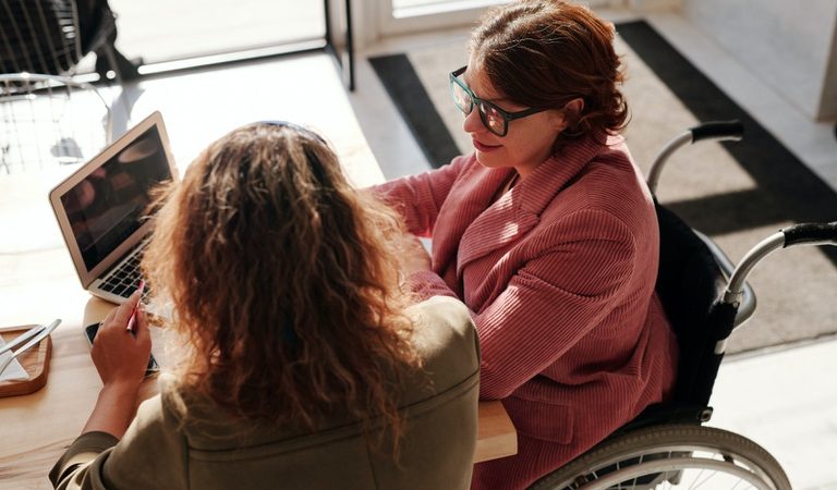 Acessibilidade: entenda as barreiras que afetam o cotidiano das pessoas com deficiência