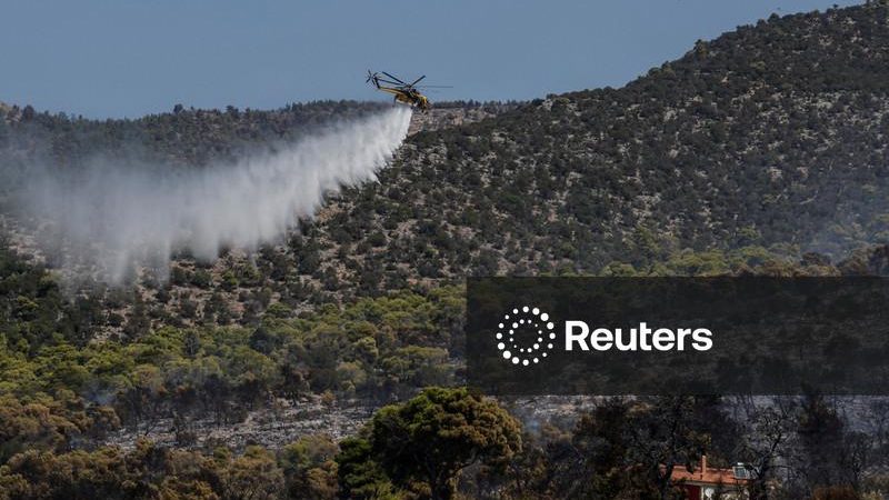 Incêndios florestais diminuem na Grécia e moradores retornam a casas destruídas