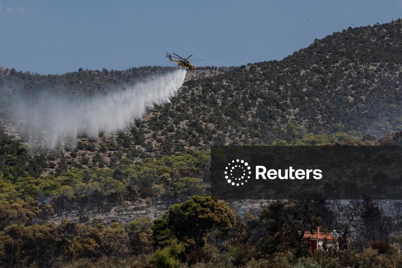 Incêndios florestais diminuem na Grécia e moradores retornam a casas destruídas
