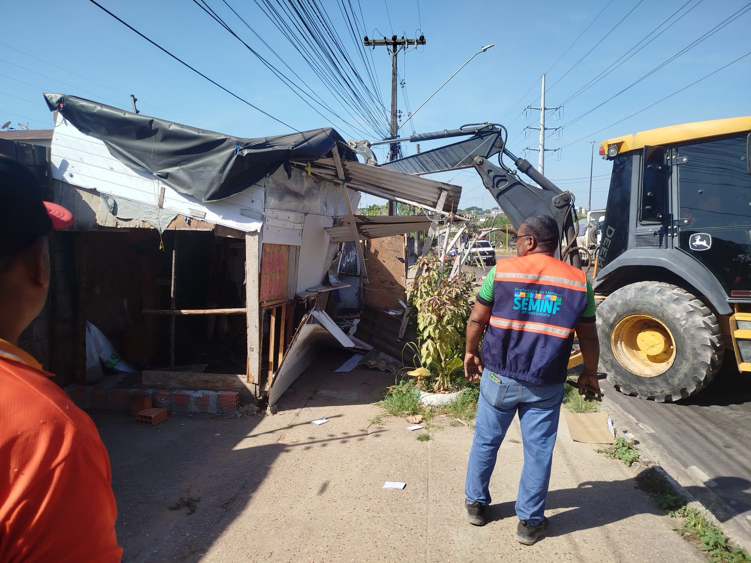 Prefeitura realiza demolição administrativa de cinco estruturas irregulares construídas em calçada no Lago Azul