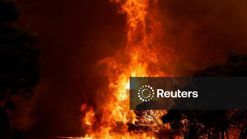 Incêndios florestais devastam Grécia enquanto bombeiros continuam combatendo na França e na Espanha