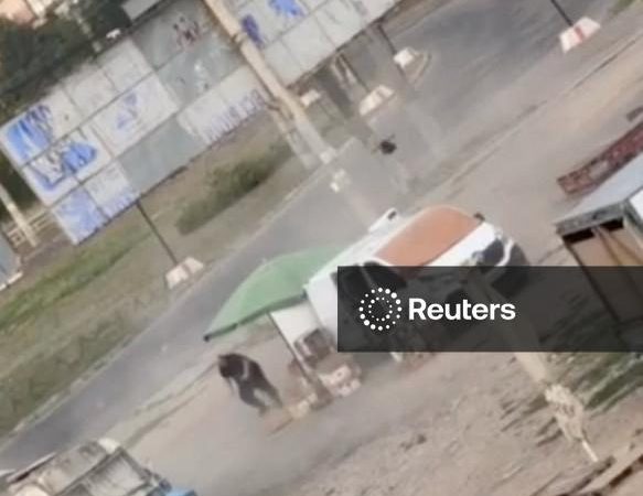 Ucrânia acusa Rússia de crime de guerra após vídeo mostrar ataque de drone contra vendedor