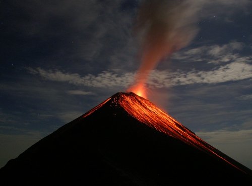 Vulcão Fuego entra em erupção e Guatemala evacua cerca de mil pessoas