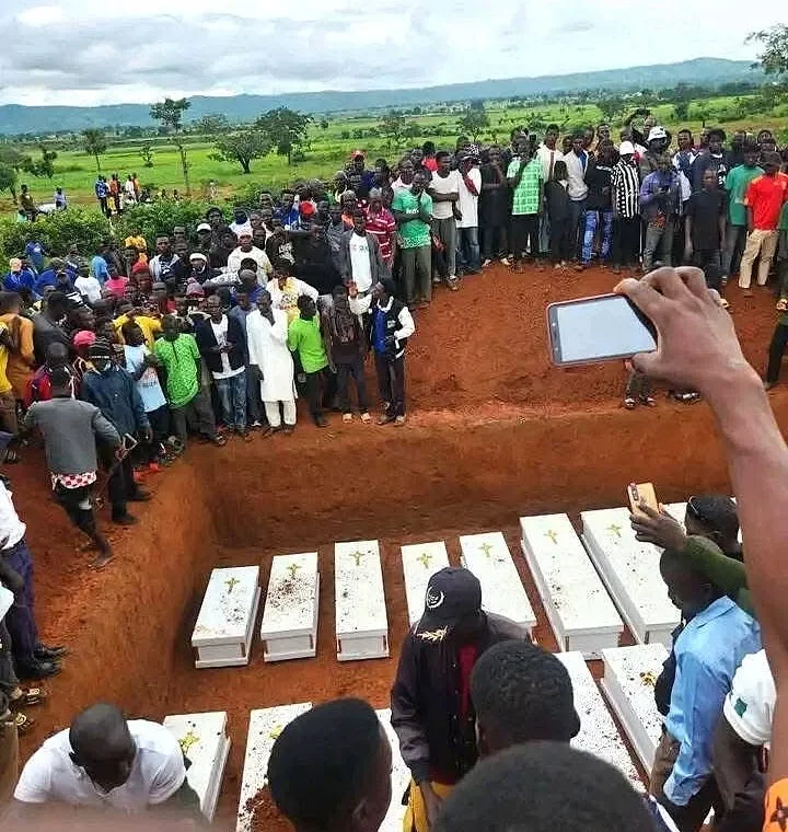 Milhares acompanham funeral coletivo de 30 cristãos mortos em ataque no norte da Nigéria