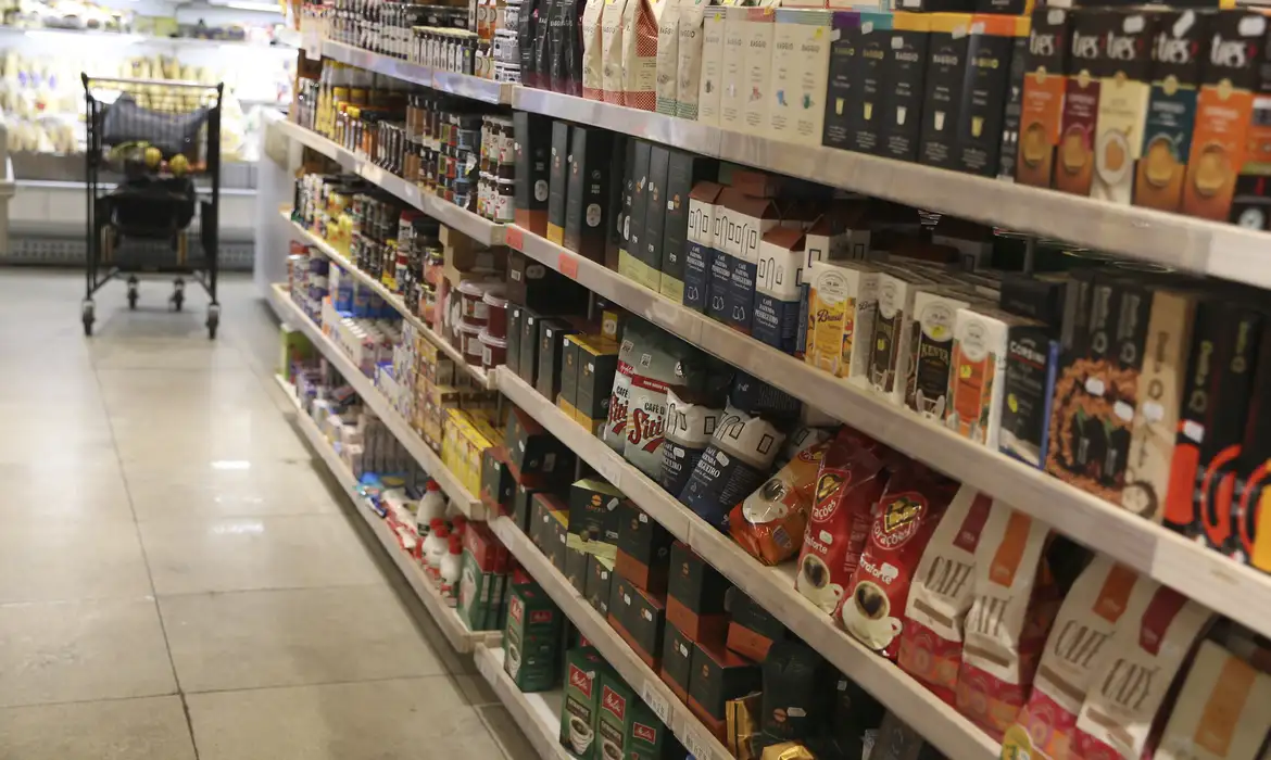 Anvisa propõe atualizar as normas da propaganda de alimentos e de medicamentos