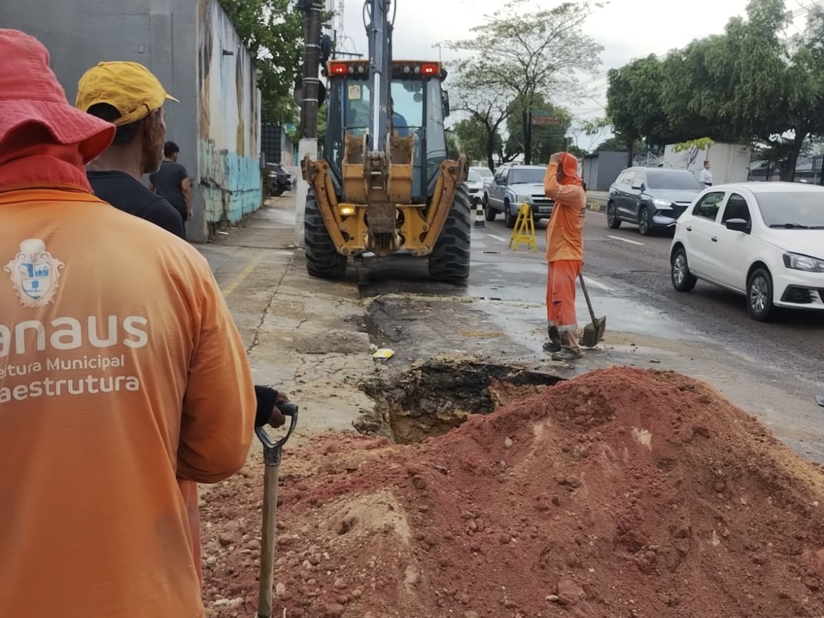 Prefeitura de Manaus executa obra emergencial de recuperação da drenagem na avenida Djalma Batista