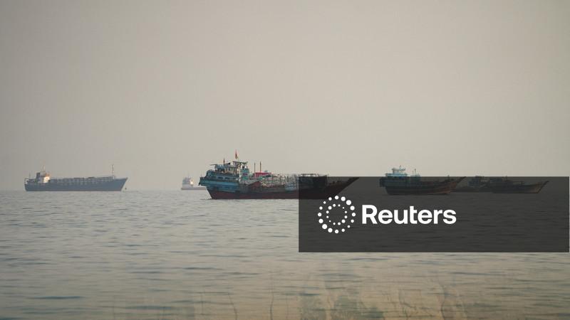 Passagens de navios de carga pelo Estreito de Ormuz caem para um dígito, mostram dados