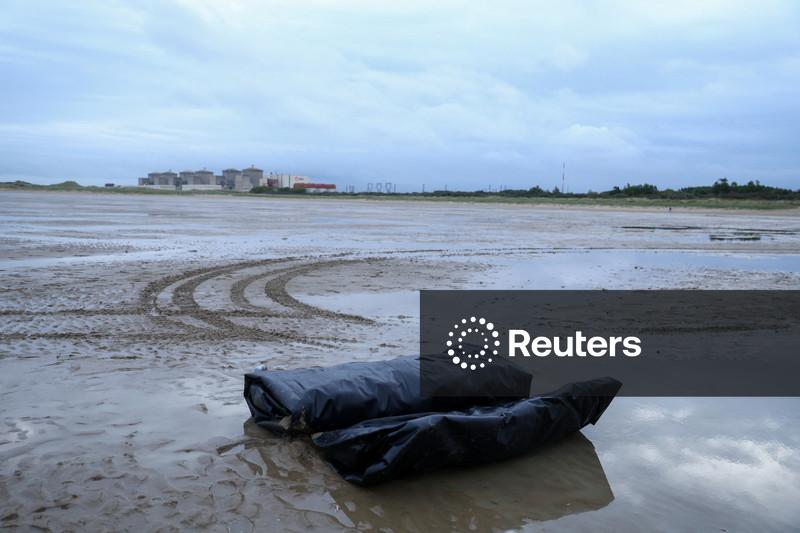 Criança e duas mulheres morrem após bote com imigrantes naufragar na costa francesa