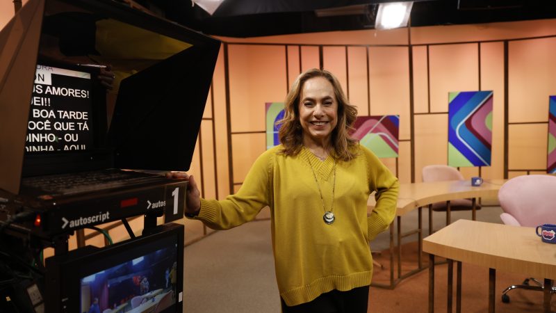 Cissa Guimarães volta ao comando da bancada do Sem Censura, da TV Brasil