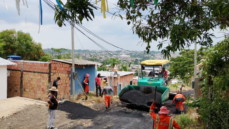 Prefeitura de Manaus aplica 260 toneladas de asfalto no recapeamento da rua Lua Cheia, na zona Norte