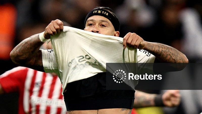 Memphis Depay fica de fora da primeira convocação de Xavi na seleção da Holanda
