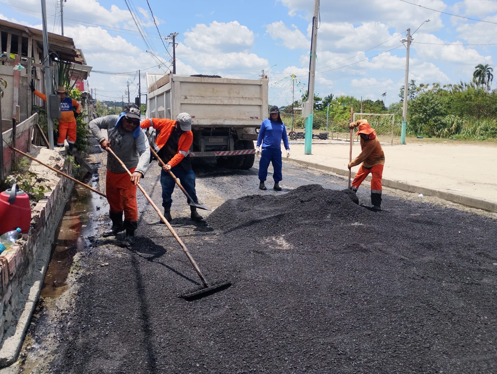Prefeitura de Manaus aplica 40 toneladas de asfalto e recupera rua no Jorge Teixeira