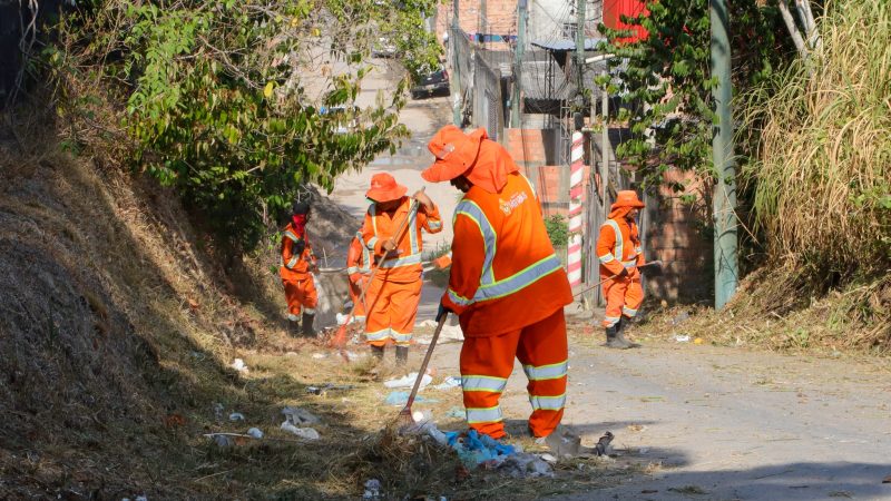 Mais de 400 trabalhadores da prefeitura intensificam ações de limpeza no bairro Santa Etelvina