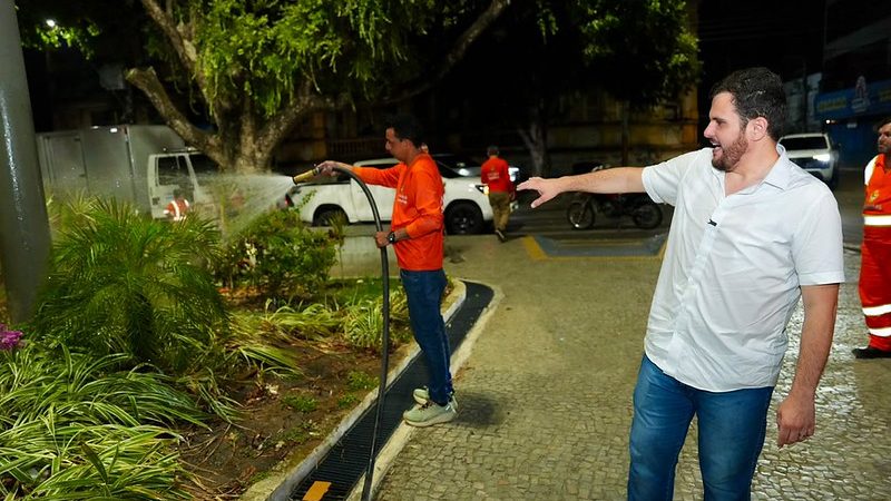 Prefeito Renato Junior amplia irrigação de árvores em Manaus durante período de calor extremo