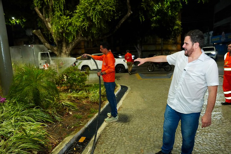 Prefeito Renato Junior amplia irrigação de árvores em Manaus durante período de calor extremo