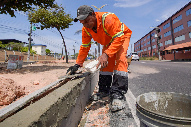 Prefeitura de Manaus avança com obras de revitalização de canteiros centrais e reforça segurança no trânsito