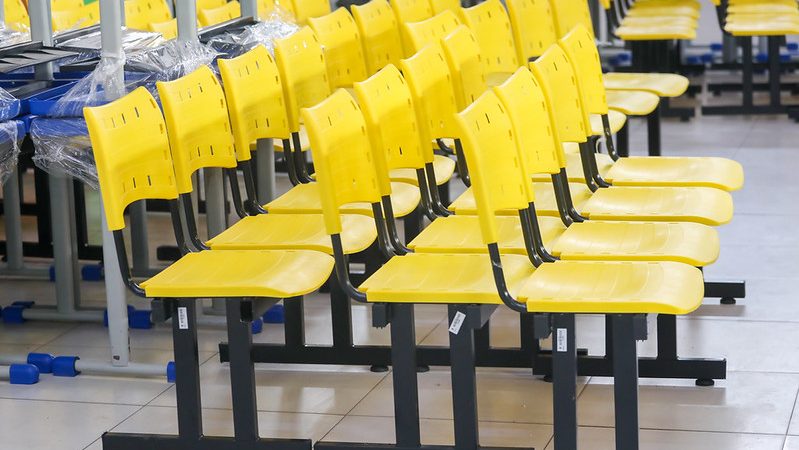 Prefeitura de Manaus entrega novos mobiliários para mais uma escola da rede municipal