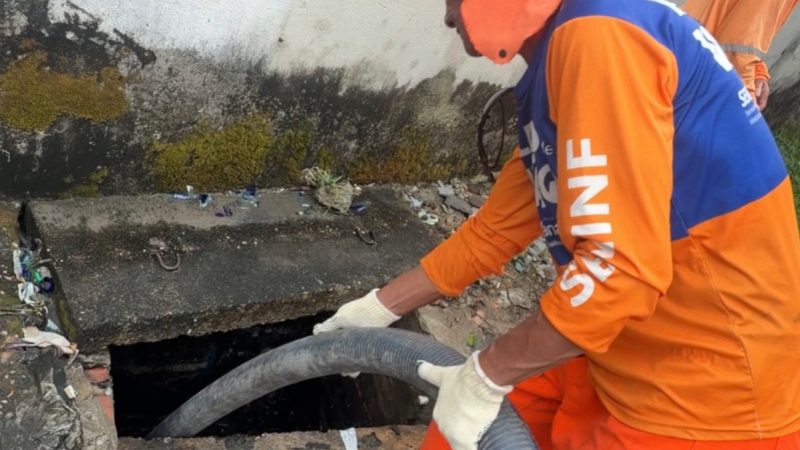 Prefeitura de Manaus desobstrui caixas coletoras e melhora escoamento das águas no Coroado
