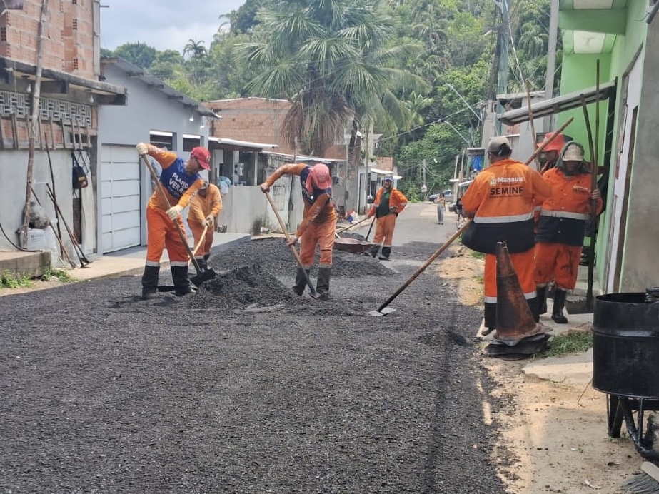 Prefeitura de Manaus aplica 45 toneladas de asfalto e recupera rua Cavaquinho, no Colônia Terra Nova