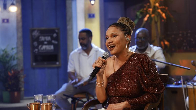 Cantora Teresa Cristina solta a voz no programa Sem Censura, da TV Brasil, desta terça (22)