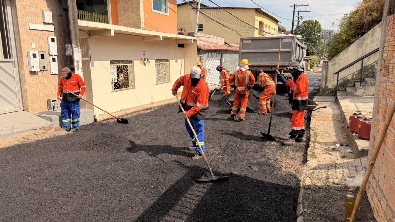 Prefeitura de Manaus avança no recapeamento da rua Padre Cícero com aplicação de 60 toneladas de asfalto