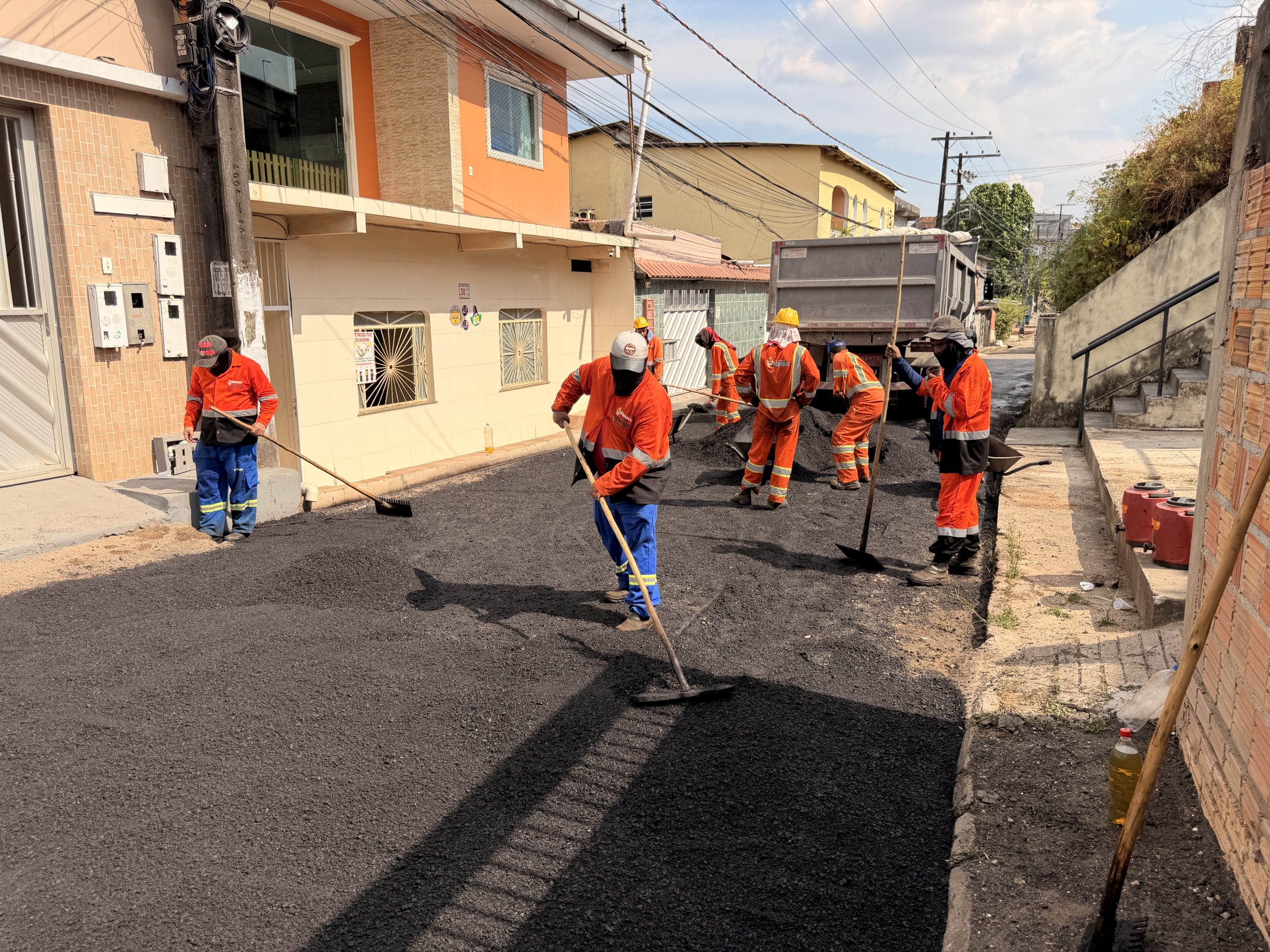 Prefeitura de Manaus avança no recapeamento da rua Padre Cícero com aplicação de 60 toneladas de asfalto