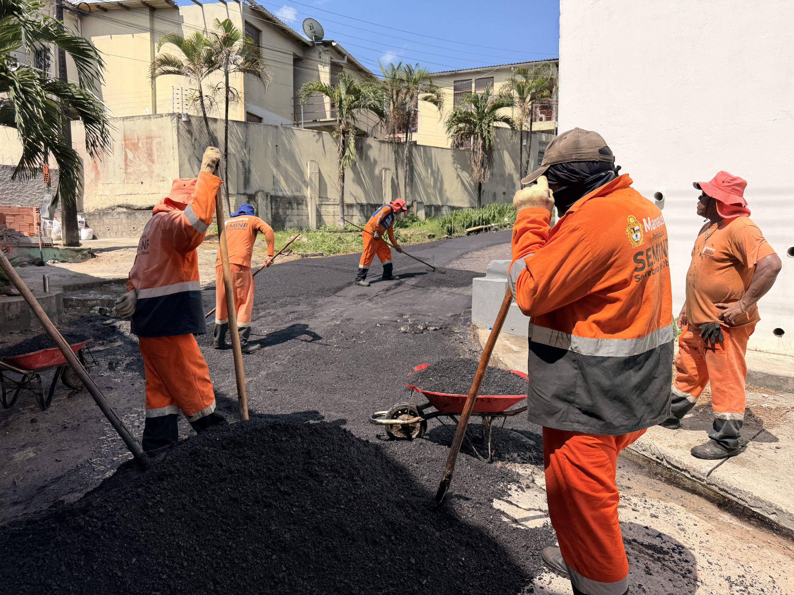 Prefeitura de Manaus recupera pavimento da rua Itapitanga com aplicação de 20 toneladas de asfalto